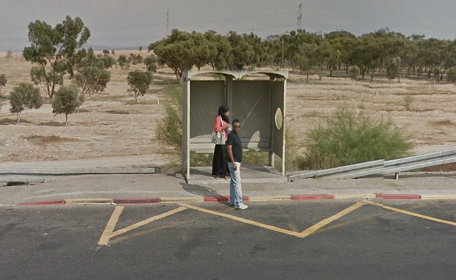 תחנת האוטובוס בלהבים, אליה הגיעה הצעירה ובה אבדה את ההכרה (צילום: גוגל מפות)